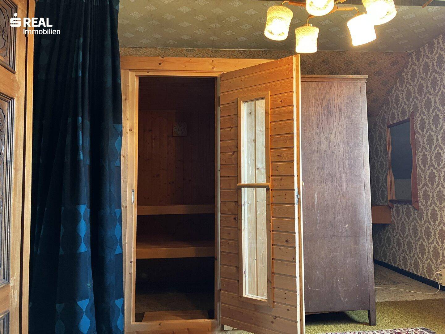 Wellnessbereich mit einer holzvertäfelten Sauna und traditioneller Einrichtung.