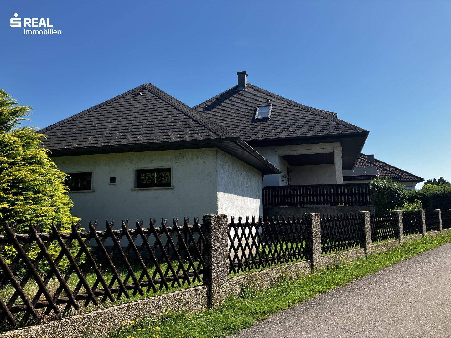 Geräumiges Haus mit Garten und Doppelgarage - Ansicht 2