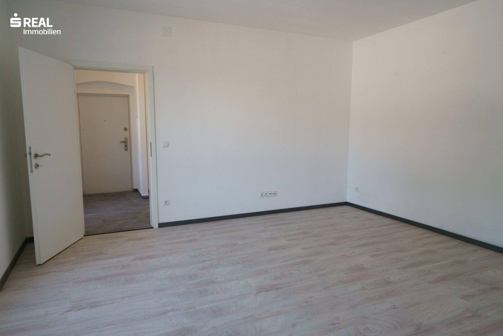 Leistbare Eigentumswohnung mit zwei Stellplätzen und Gestaltungspotenzial – pohled 4