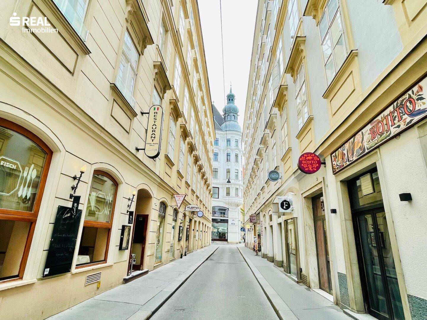 Historische Gasse in der Innenstadt mit charmanten Gebäuden und Geschäften, die zum Flanieren einlädt.