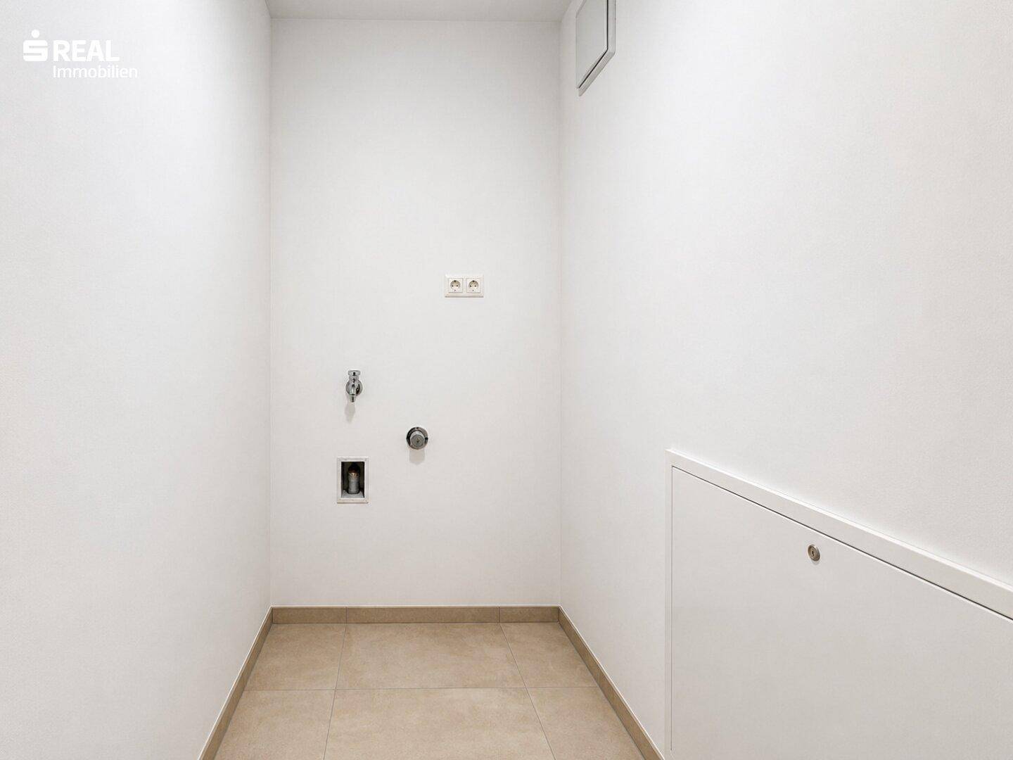Praktischer Hauswirtschaftsraum mit Anschlüssen für Waschmaschine und Trockner.