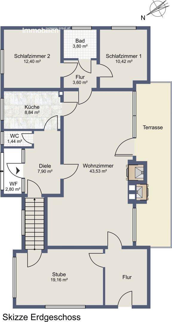 Grundriss des Erdgeschosses mit Wohnzimmer, Küche, Schlafzimmern und Terrasse.