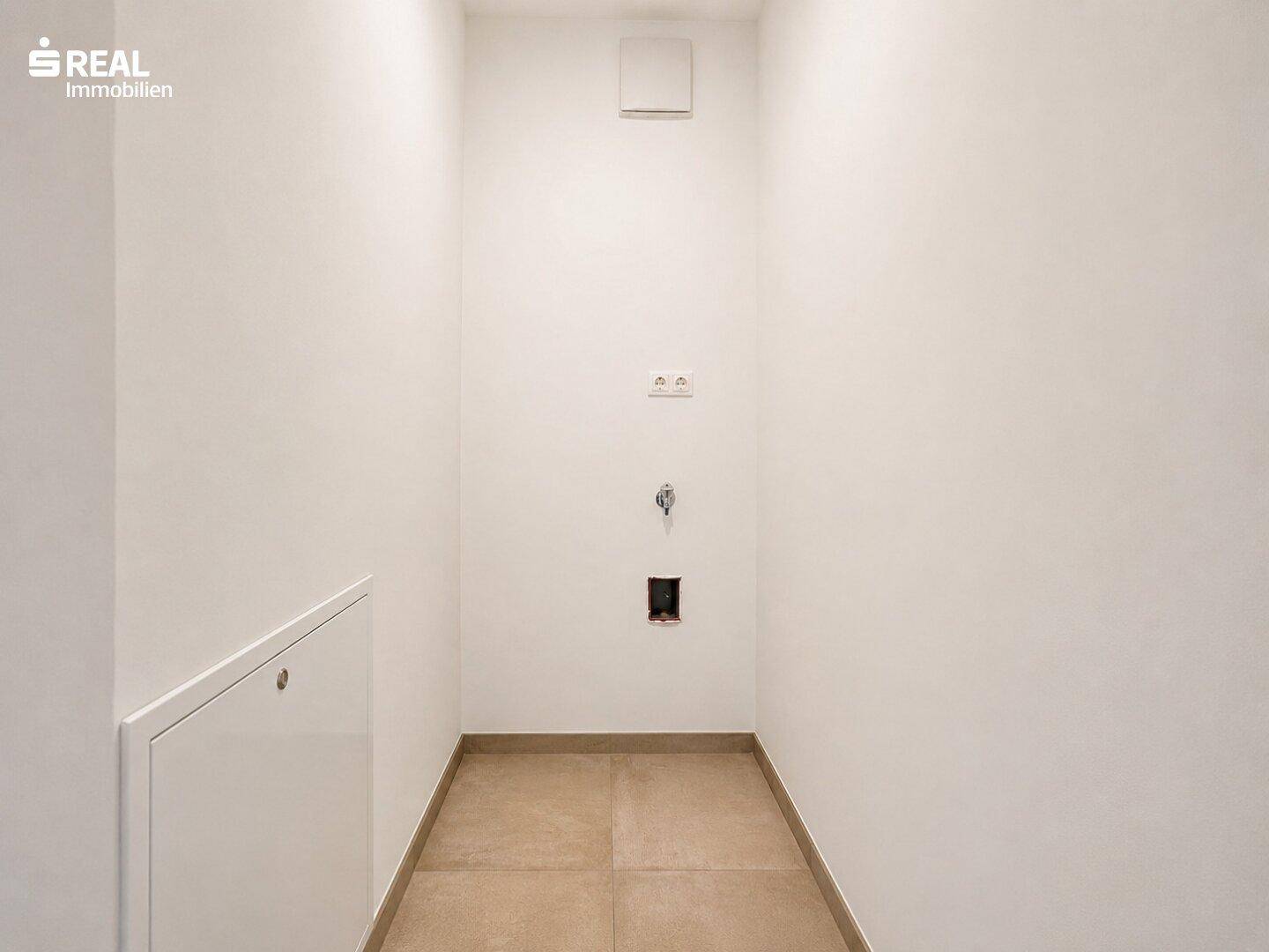 Praktischer Hauswirtschaftsraum mit Fliesenboden und Anschlüssen für Waschmaschine und Trockner.