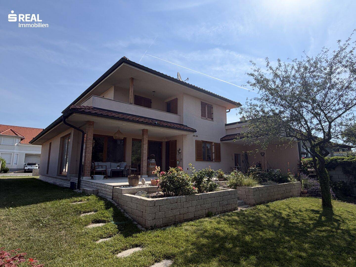 Großzügiges Einfamilienhaus mit gepflegtem Garten und sonniger Terrasse, ideal für entspannte Stunden im Freien.