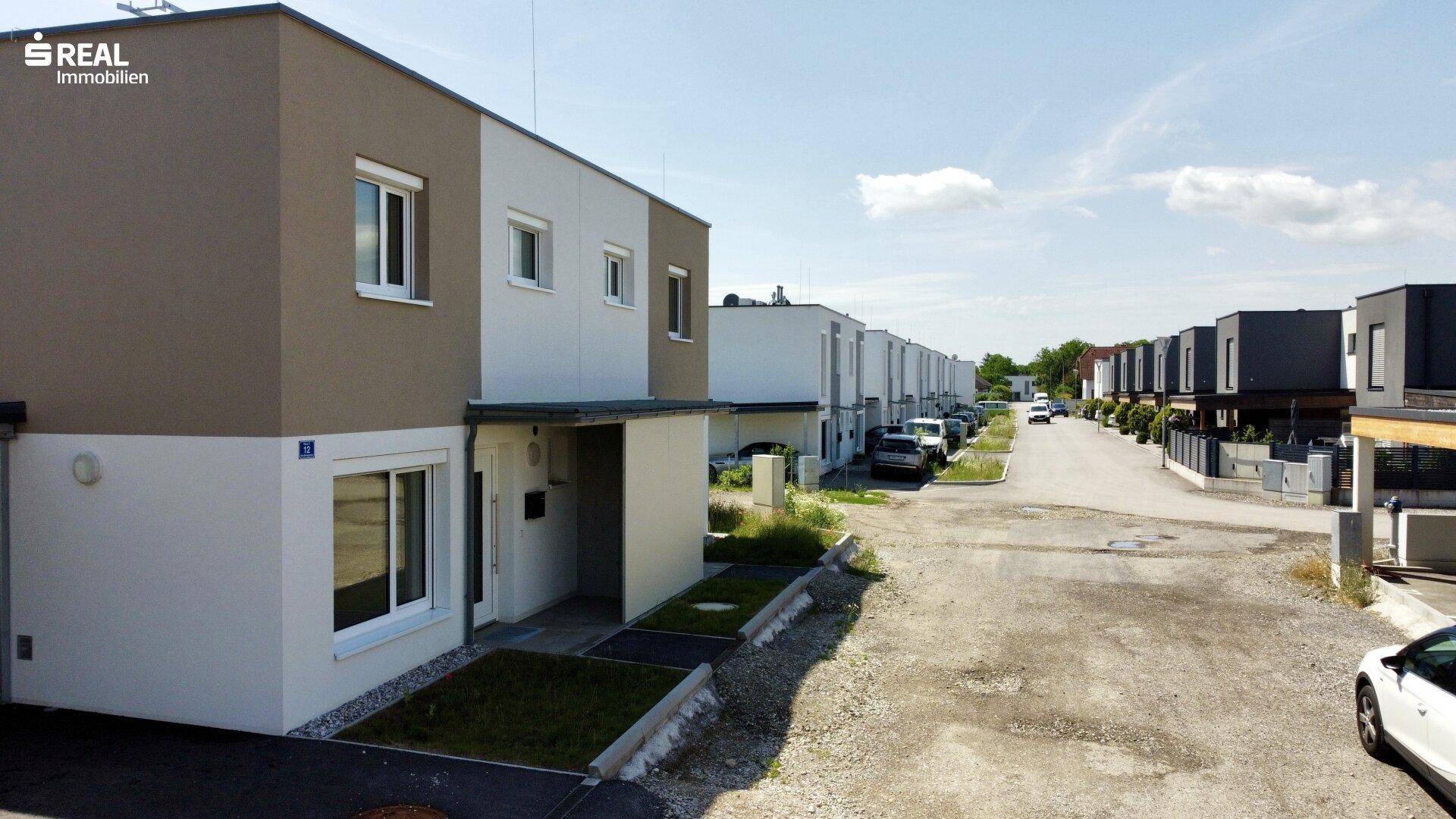 Reihenhäuser in einer ruhigen Wohnsiedlung mit moderner Architektur und klaren Linien.