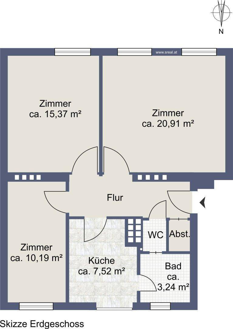 Grundriss des Erdgeschosses mit mehreren Zimmern, separater Küche, Bad und WC.