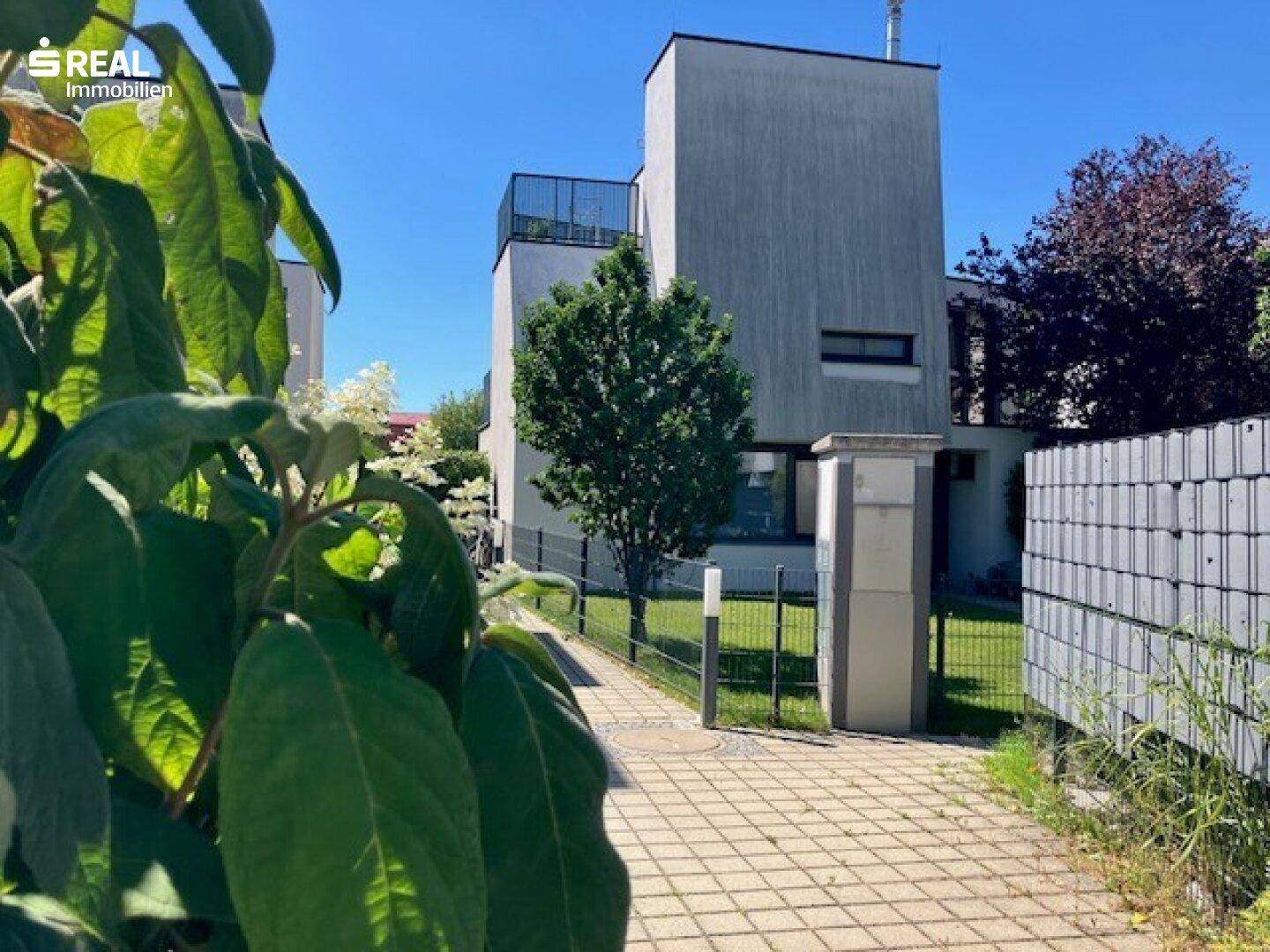 Moderne Architektur des Hauses mit klaren Linien und gepflegtem Vorgarten.
