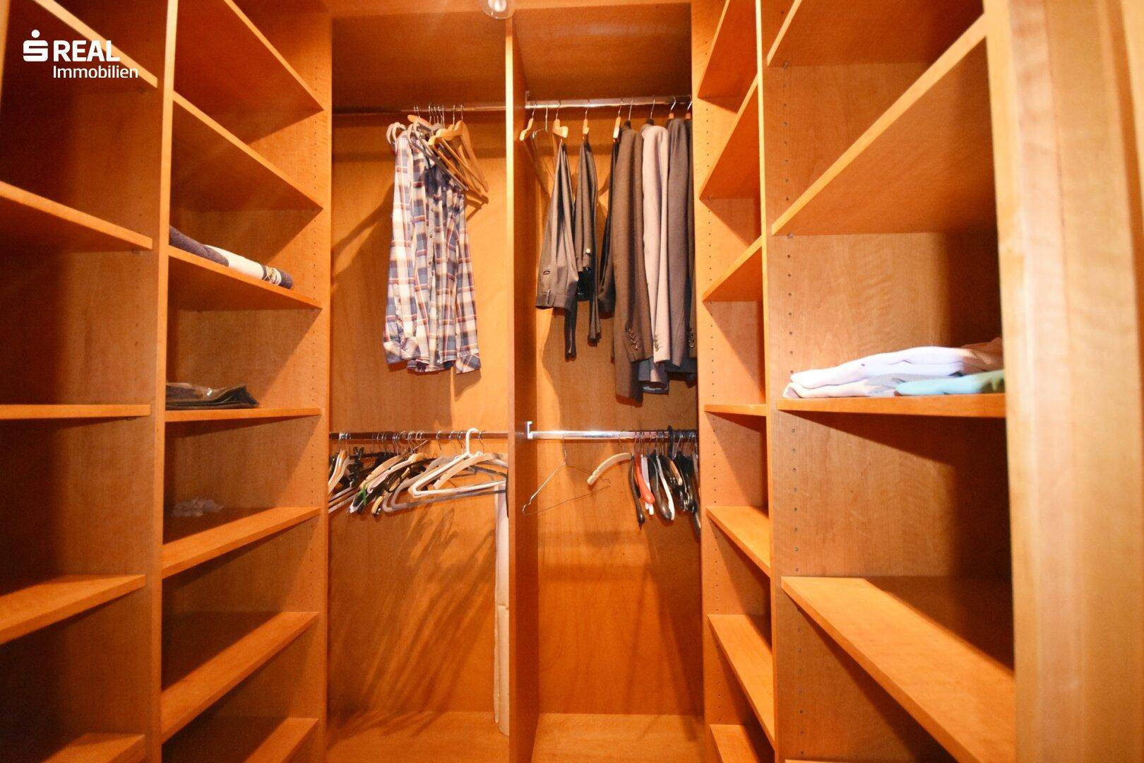 Praktischer begehbarer Kleiderschrank mit vielen Regalen und Hängemöglichkeiten.
