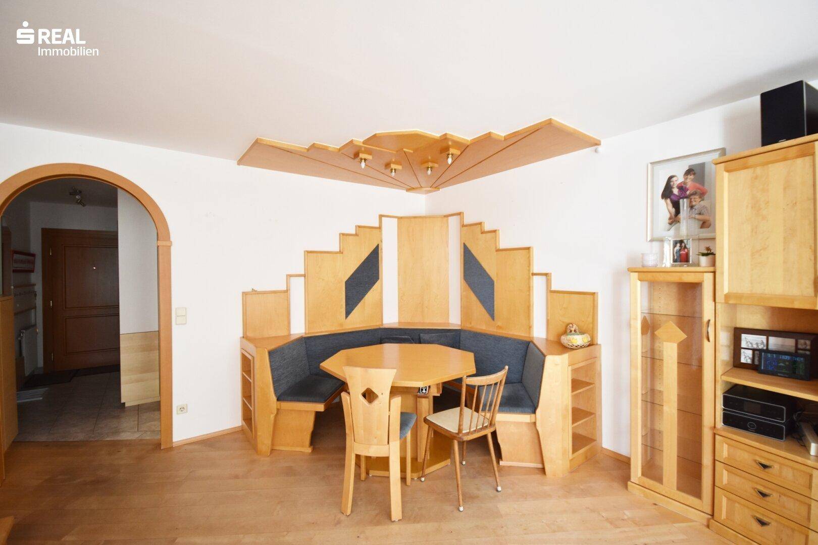 Gemütlicher Essbereich mit maßgefertigter Eckbank und Holztisch.