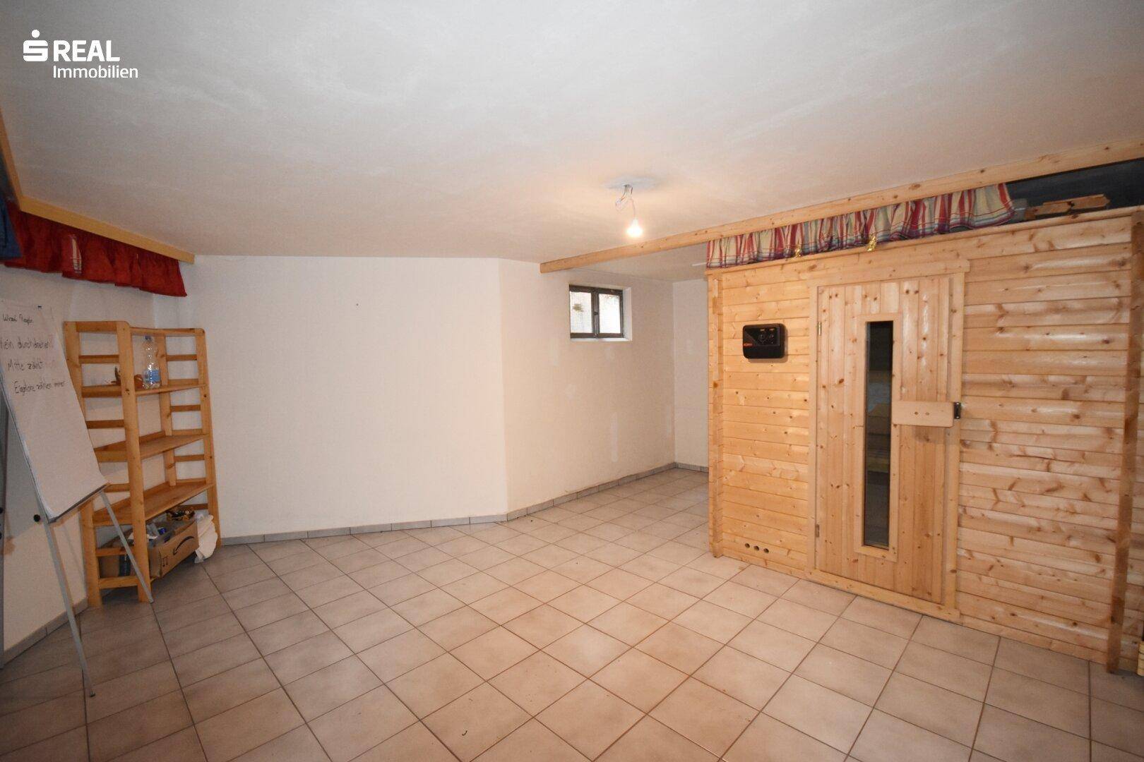 Geräumiger Kellerraum mit Sauna und ausreichend Platz für Entspannung.