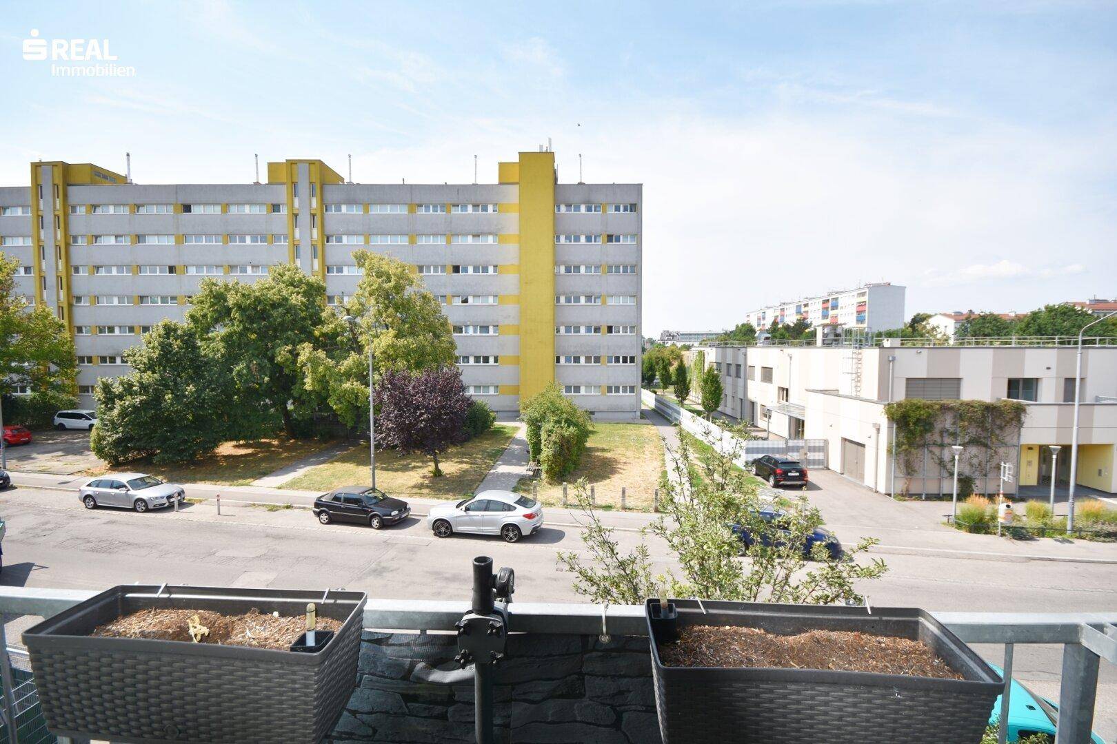 Weitläufiger Blick vom Balkon auf die umliegende Wohngegend.