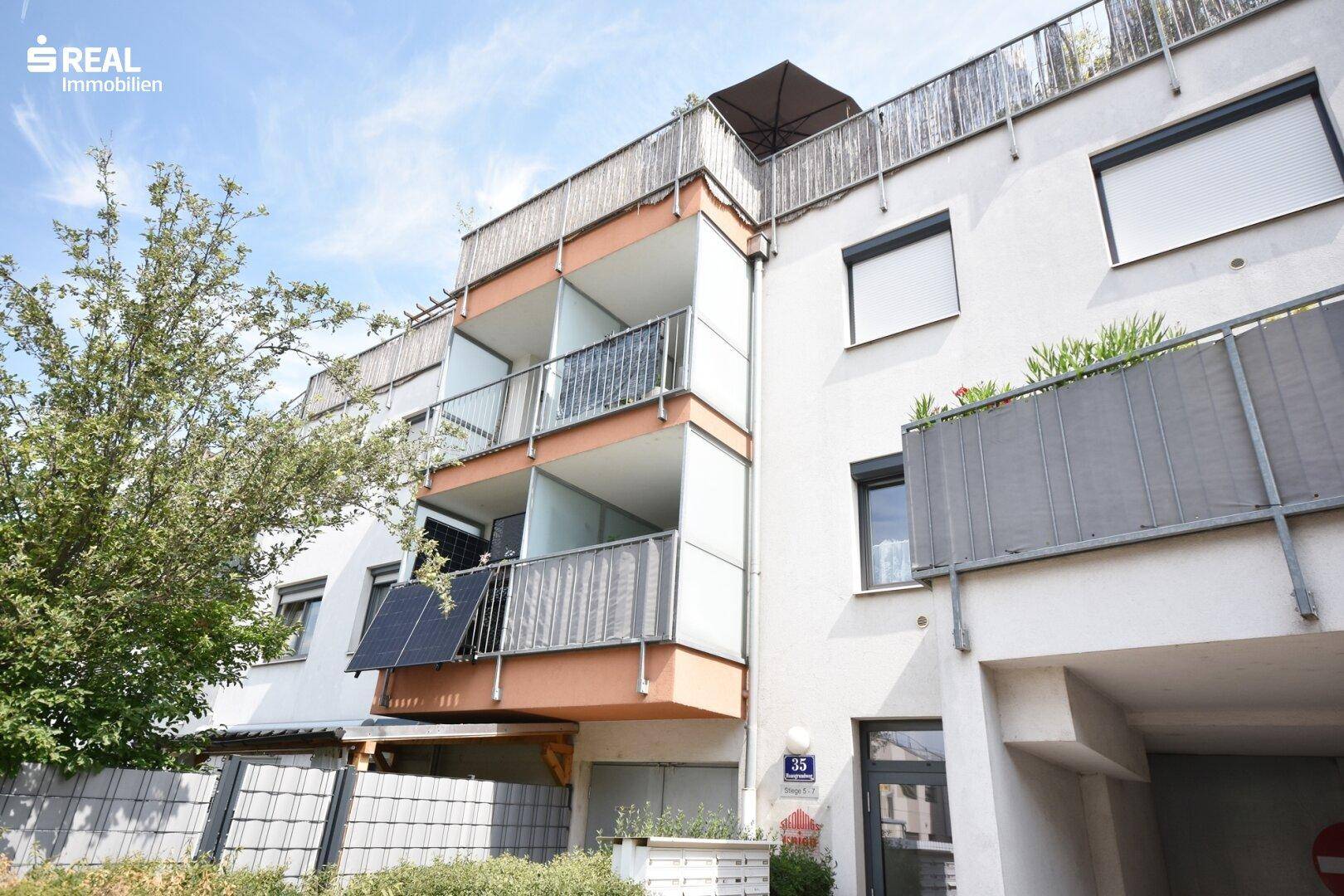 Außenansicht eines Mehrfamilienhauses mit Balkonen und moderner Architektur.