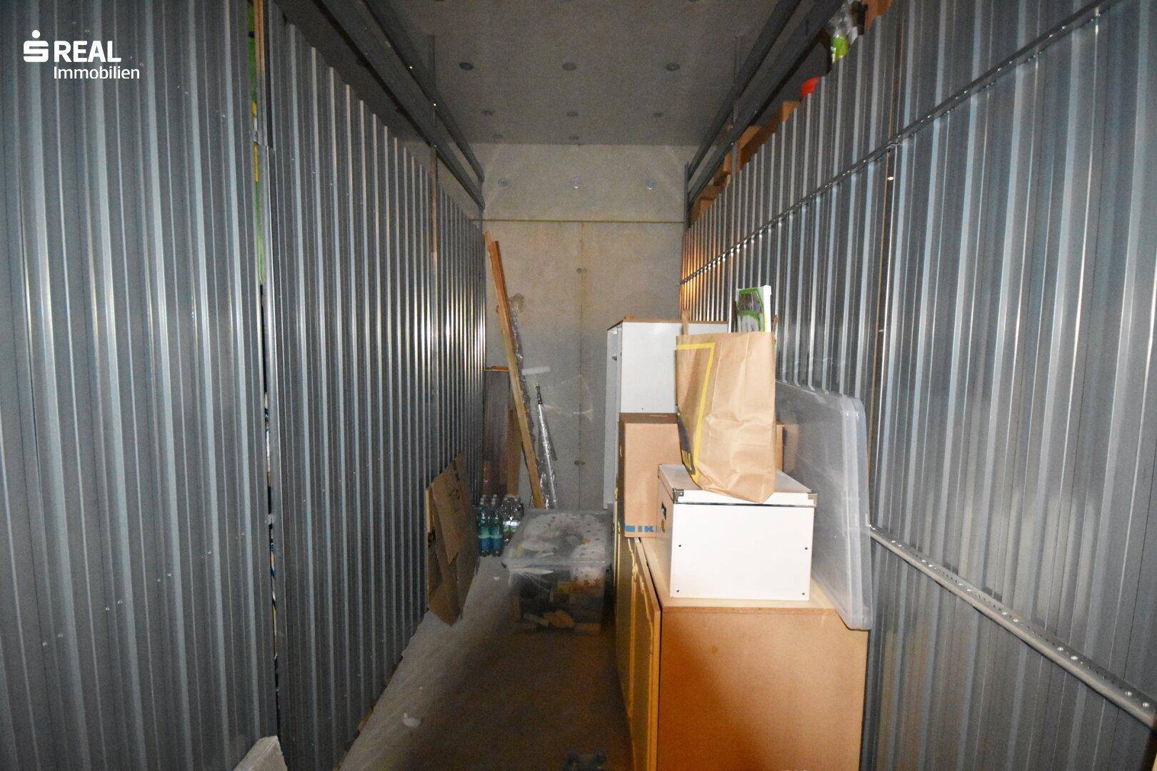 Lagerraum im Keller mit Metallwänden und verschiedenen Abstellmöglichkeiten.