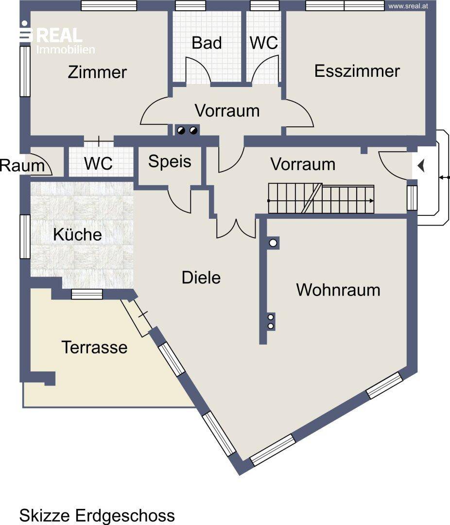 Grundriss des Erdgeschosses mit Wohnraum, Küche, Esszimmer, Bad, zwei WCs und Zugang zur Terrasse.