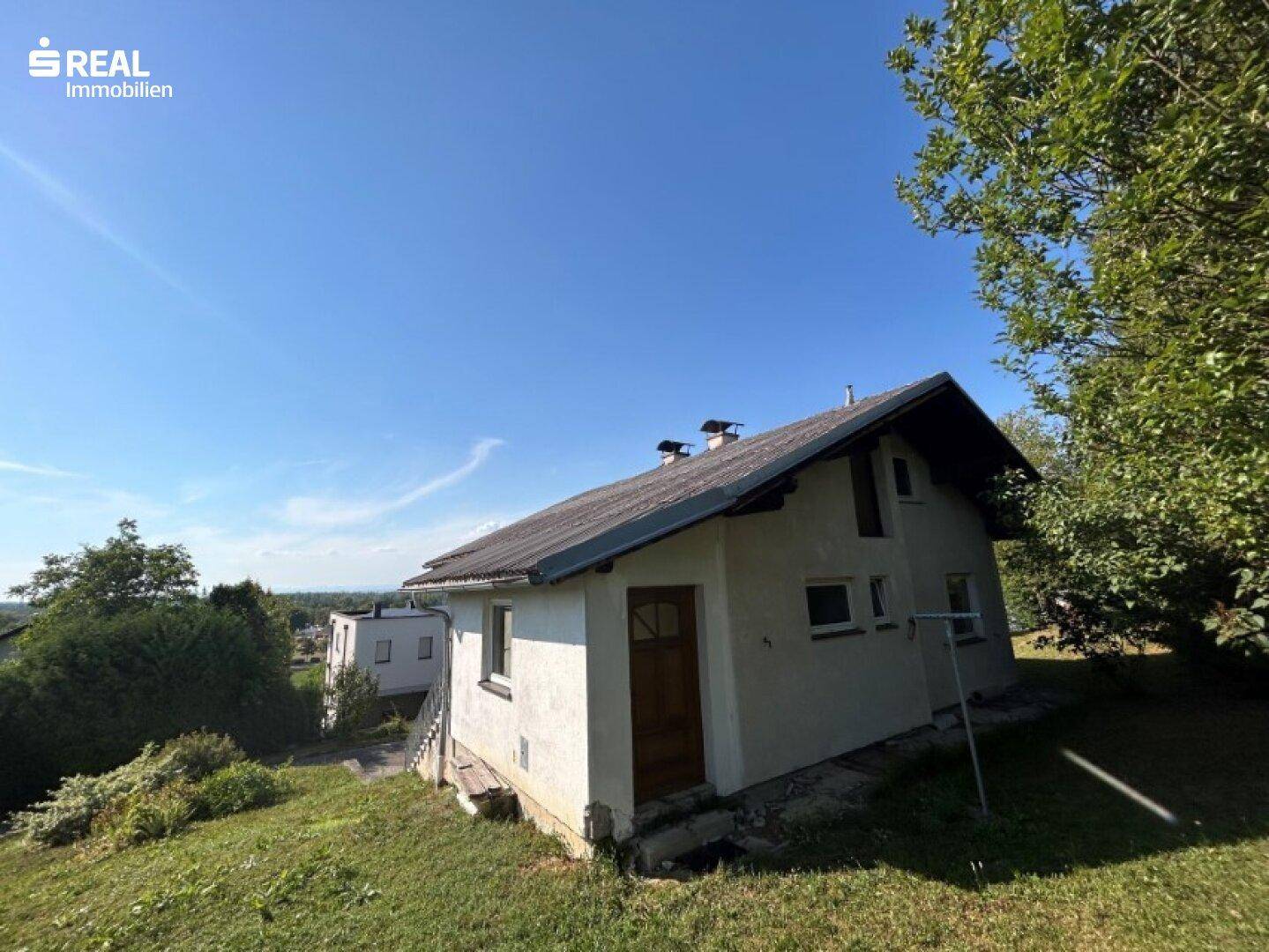 Rückansicht des Hauses mit Satteldach und weitem Blick über die Landschaft.