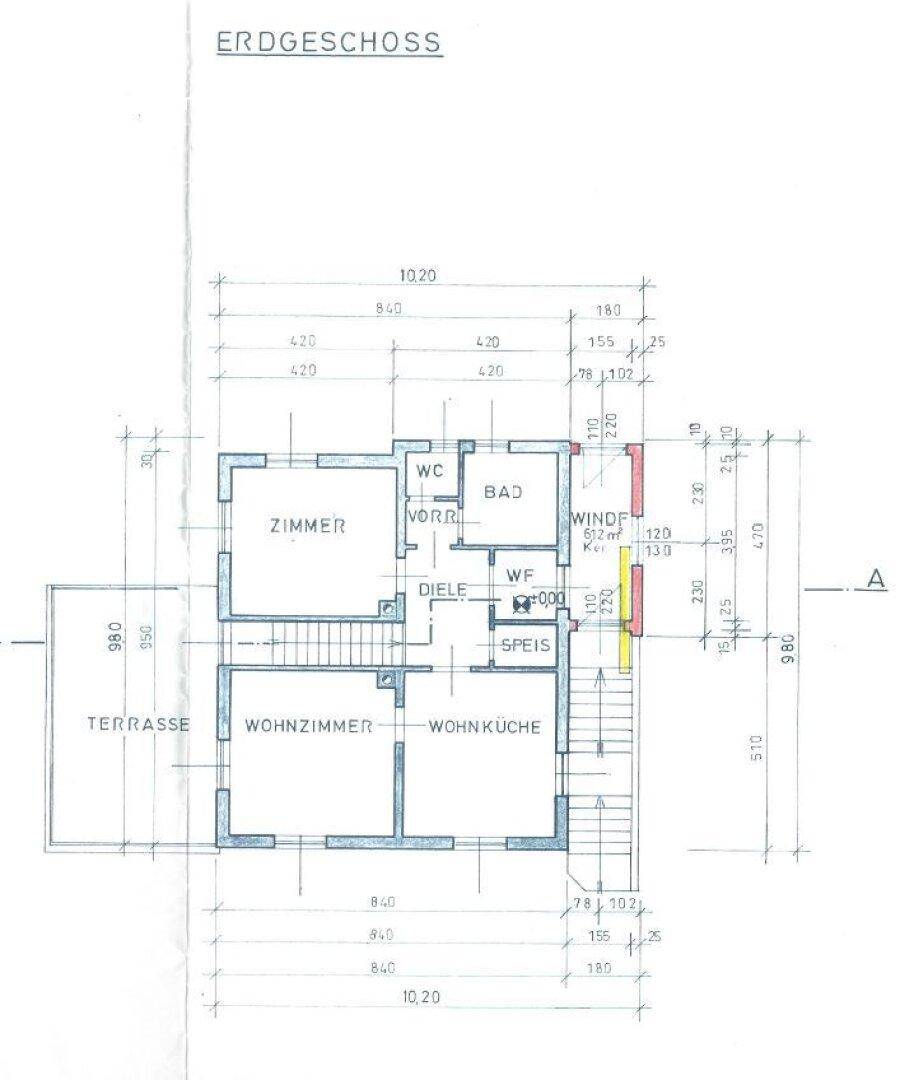 Grundriss des Erdgeschosses mit Wohnzimmer, Wohnküche, Zimmer, Bad und Terrasse.