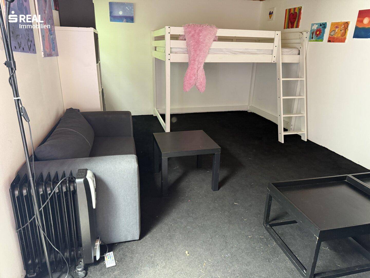 Kellerraum oder Hobbyraum mit Etagenbett, Sofa und kleinem Tisch, vielseitig nutzbar.