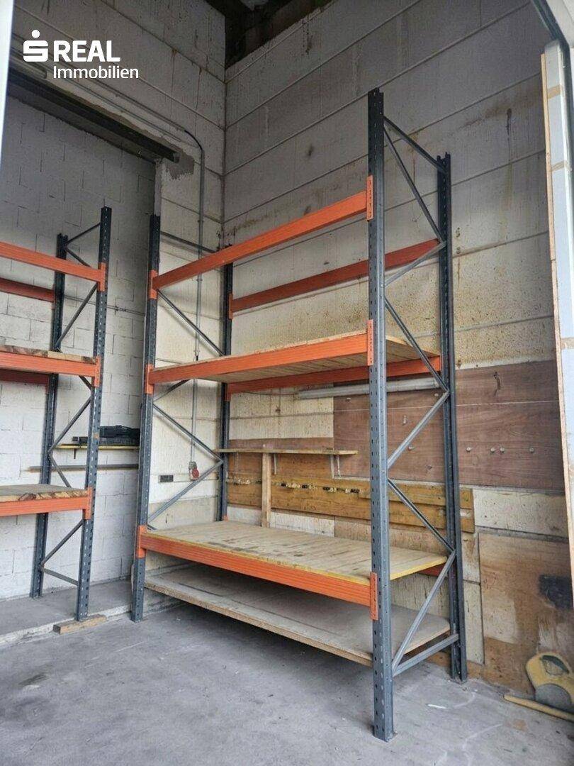 Industrielle Regale in einem Lagerraum mit Betonblockwänden und Betonboden.