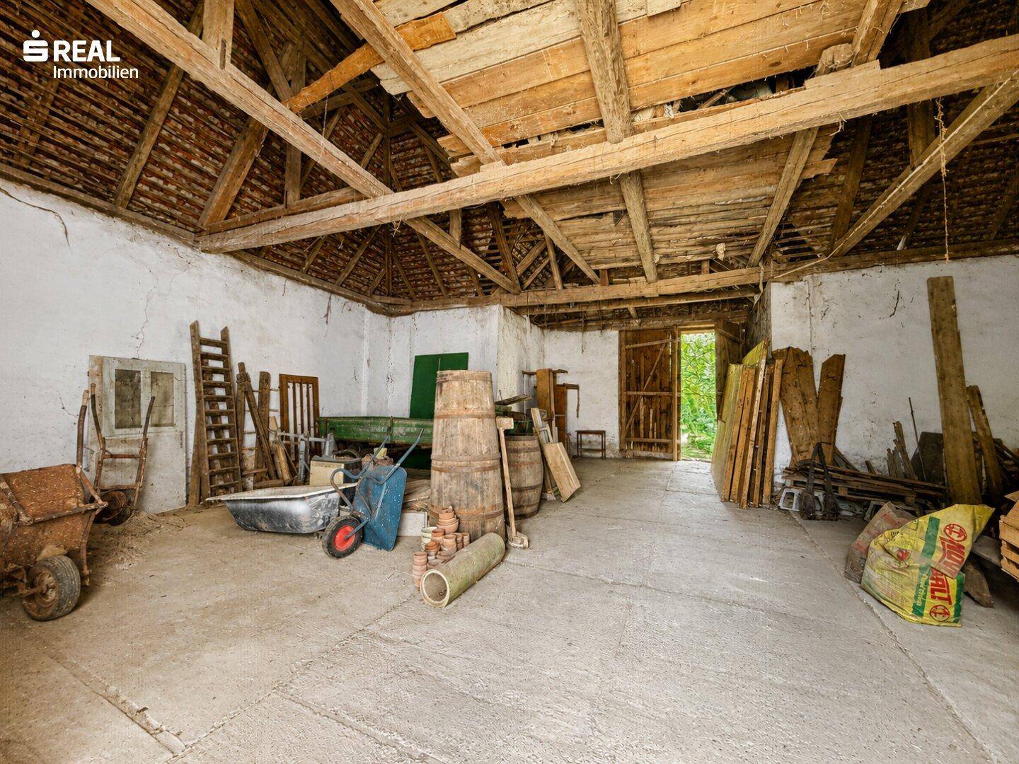 Großer, ungenutzter Dachbodenbereich mit sichtbaren Holzbalken und viel Stauraum.