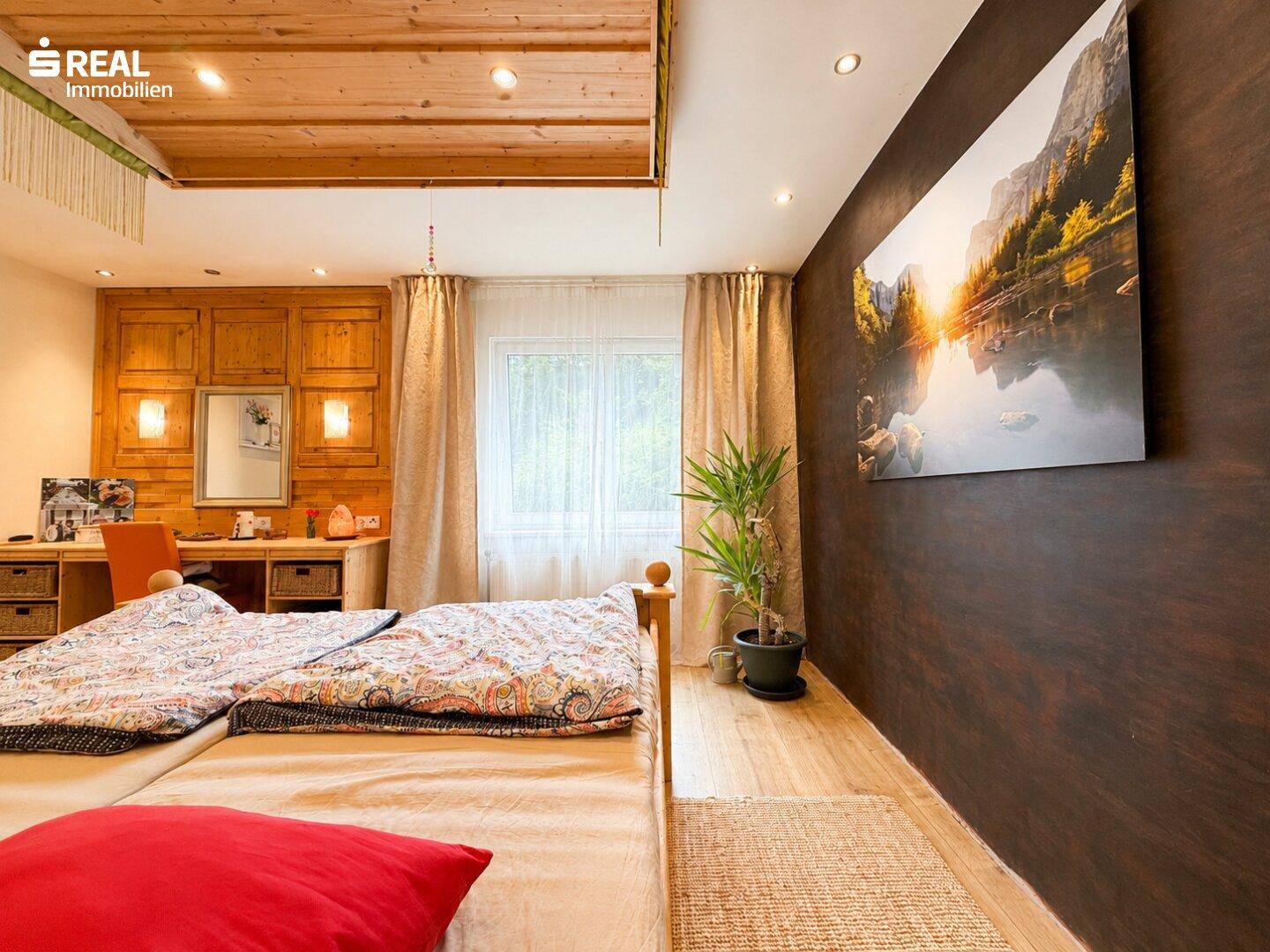 Rustikales Schlafzimmer mit Holzvertäfelung, zwei Einzelbetten und einem Schreibtischbereich.