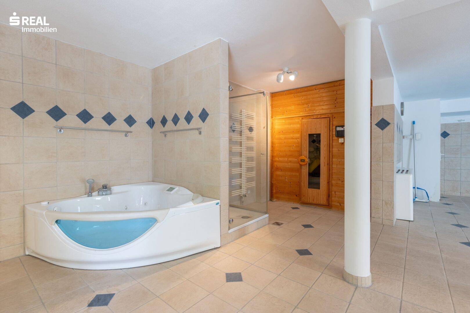 Modernes Badezimmer mit Eckbadewanne, Dusche und integrierter Sauna für Wellnessmomente.