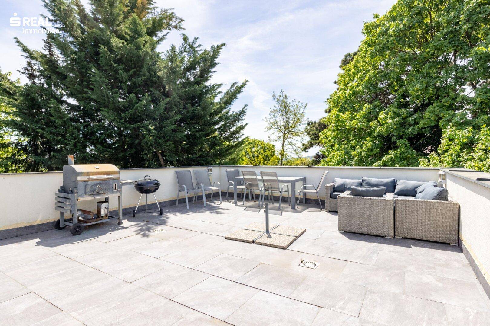 Geräumige Dachterrasse mit Sitzgelegenheiten, Grillbereich und weitem Blick.