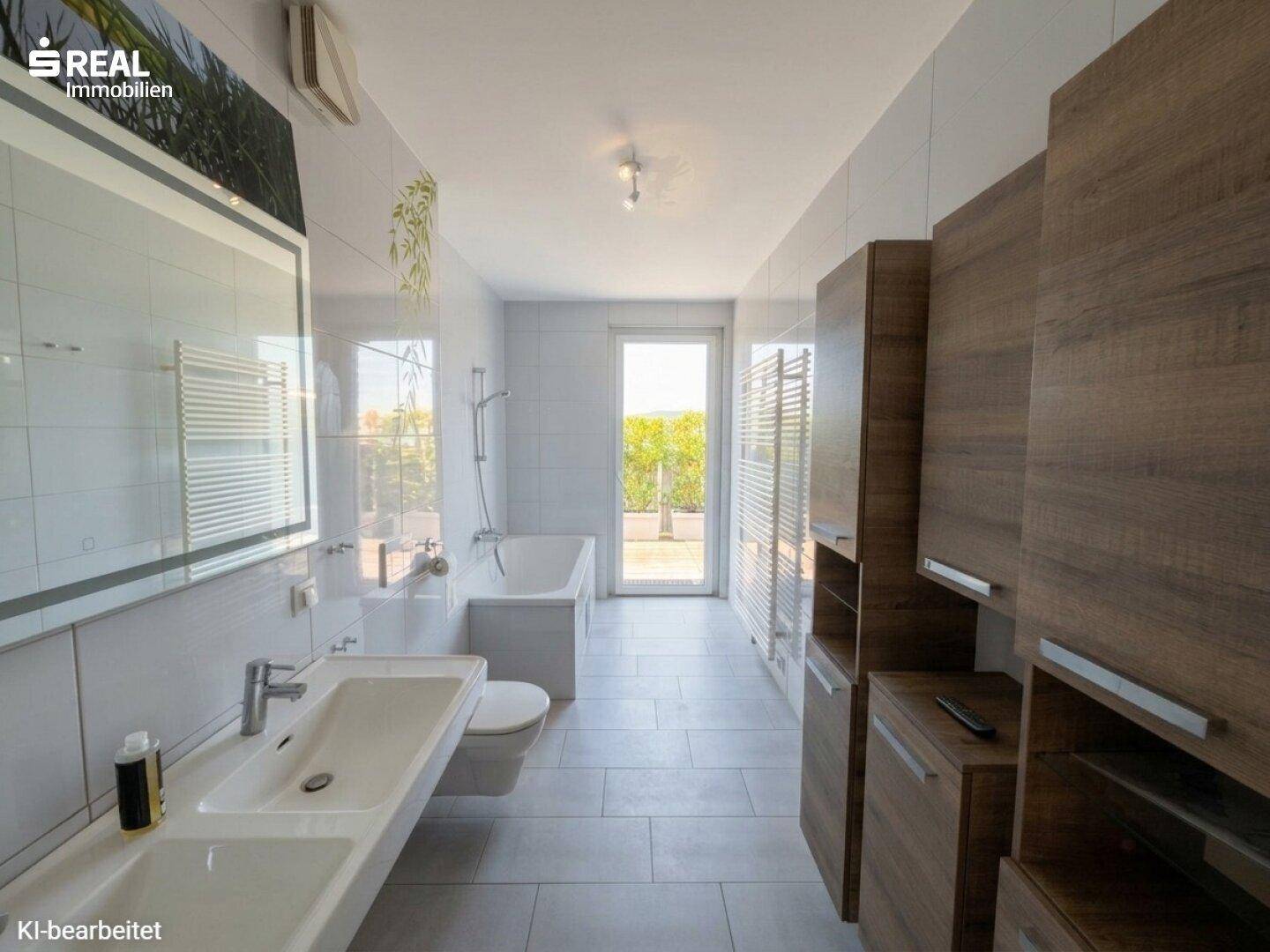 Helles Badezimmer mit Badewanne, großem Spiegel und Holzschränken.