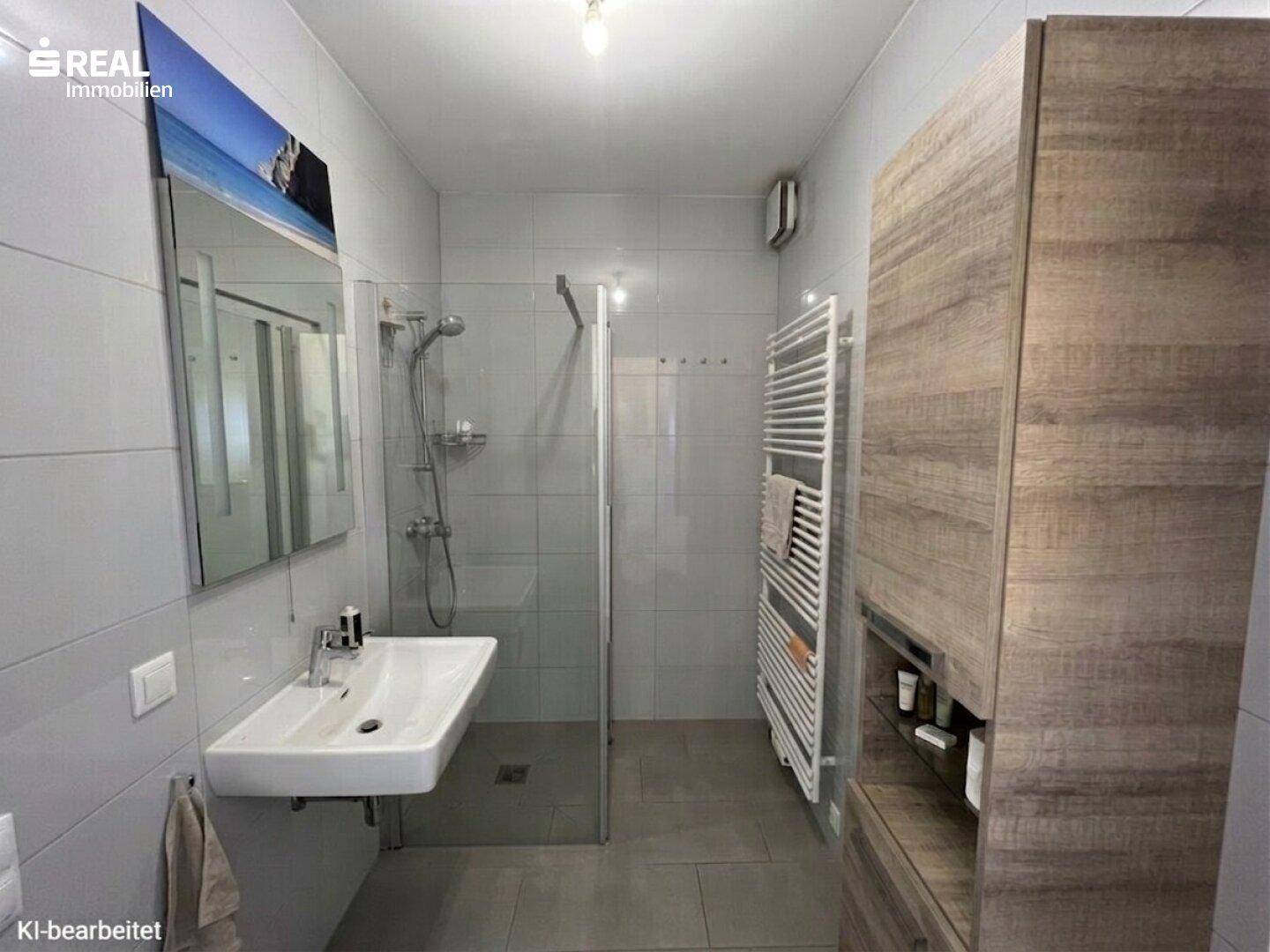 Modernes Badezimmer mit ebenerdiger Dusche, Waschbecken und Holzschrank.