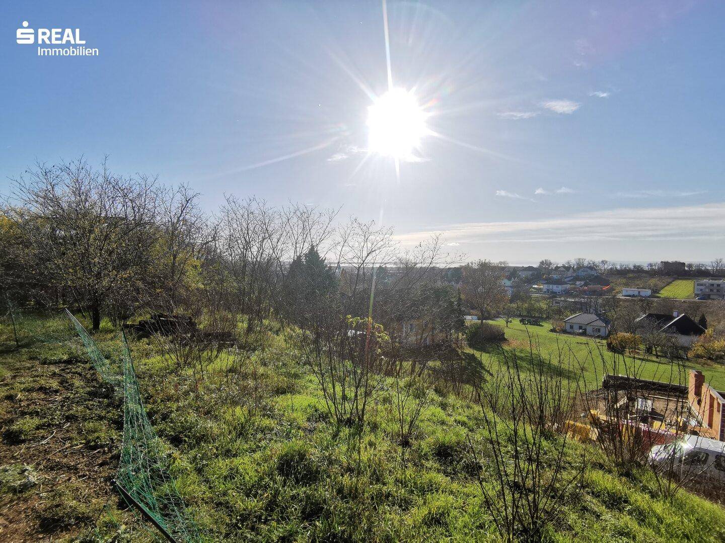 Sonniges Gartengrundstück mit leichter Hanglage und weitem Blick über die Landschaft.