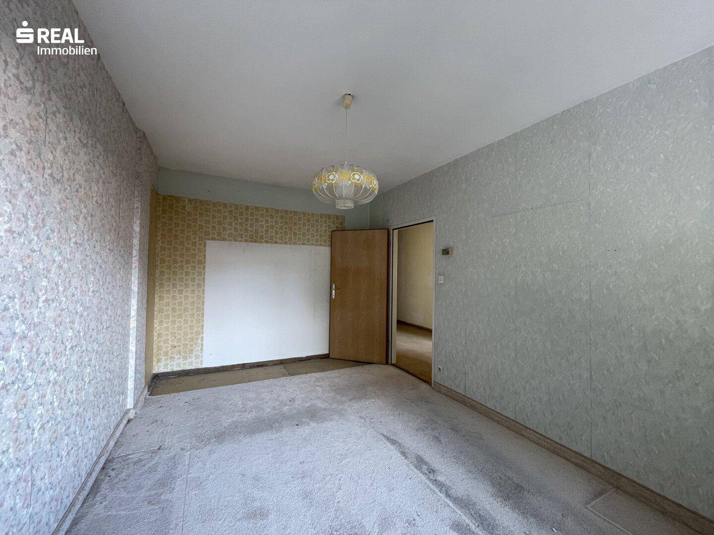 Geräumiges Schlafzimmer mit älterer Ausstattung und Potenzial zur Modernisierung.