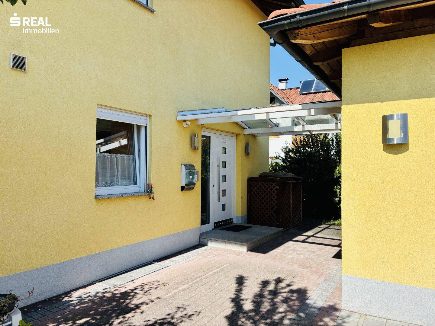 überdachter Bereich zwischen Garage und Wohnhaus