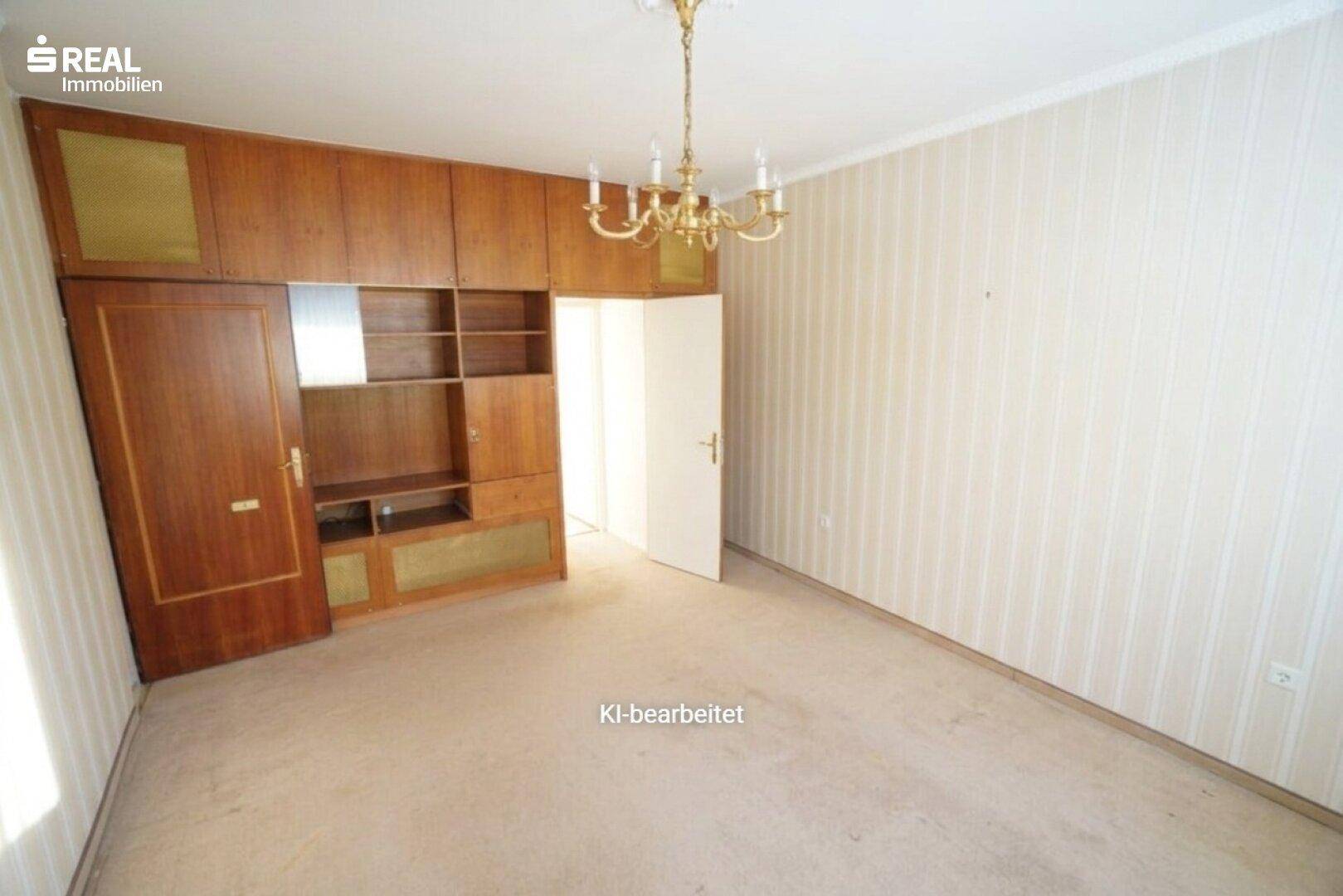 Schlafzimmer mit integrierten Holzschränken, gestreifter Tapete und Teppichboden.