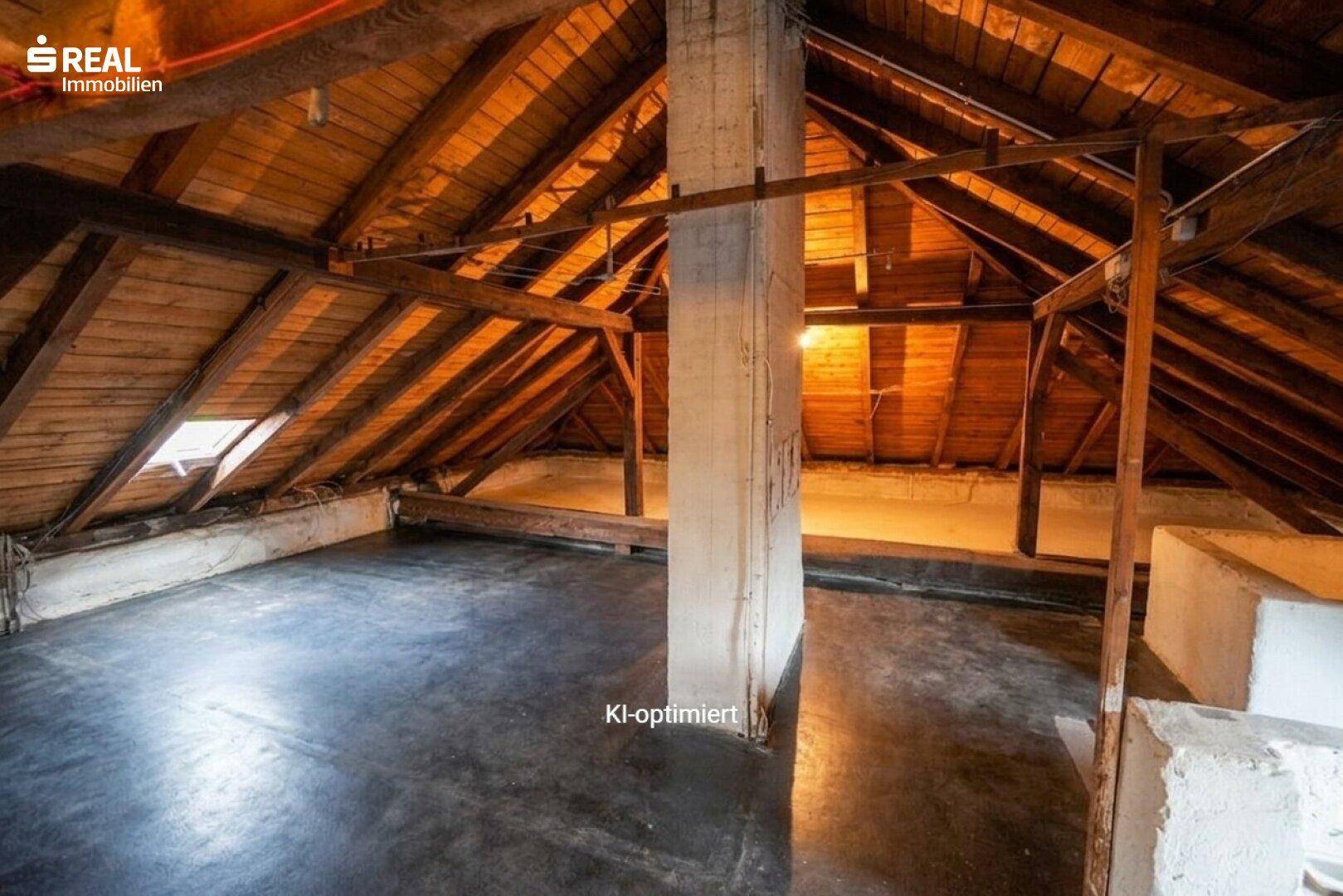 Großer Dachbodenbereich mit freiliegenden Holzbalken und Potenzial für zukünftige Nutzung.