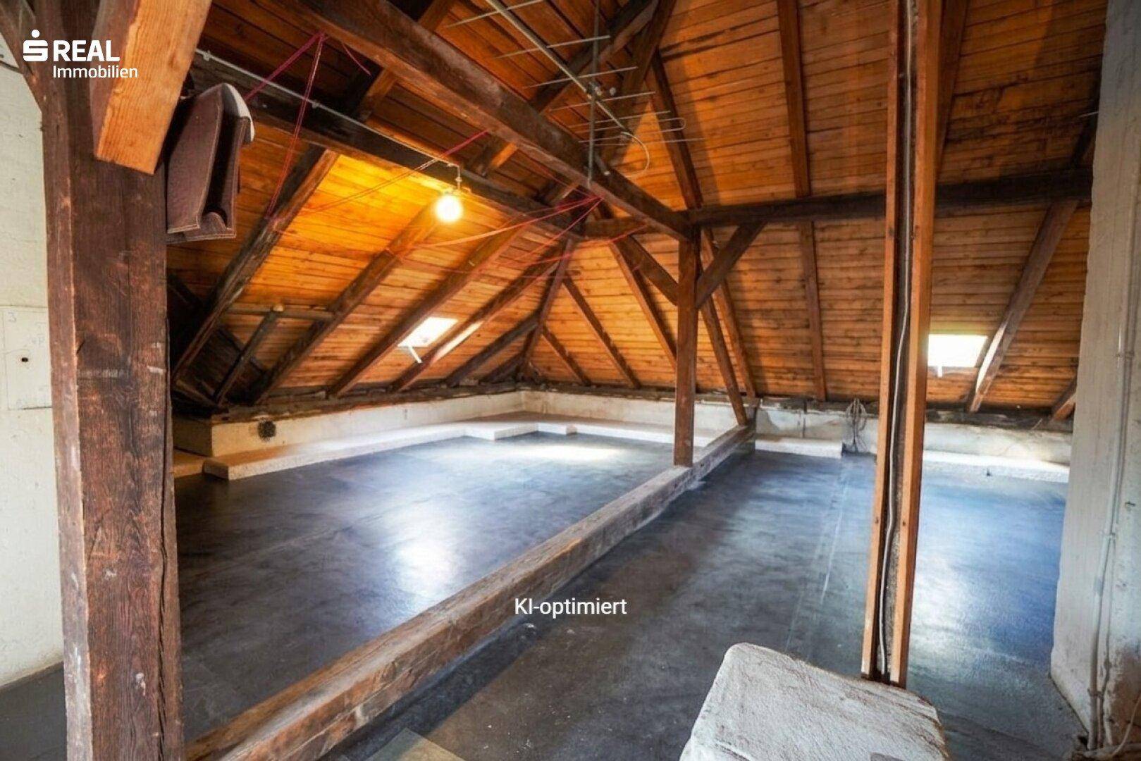 Dachboden mit sichtbaren Holzbalken und viel Stauraum, bereit für Ausbau.