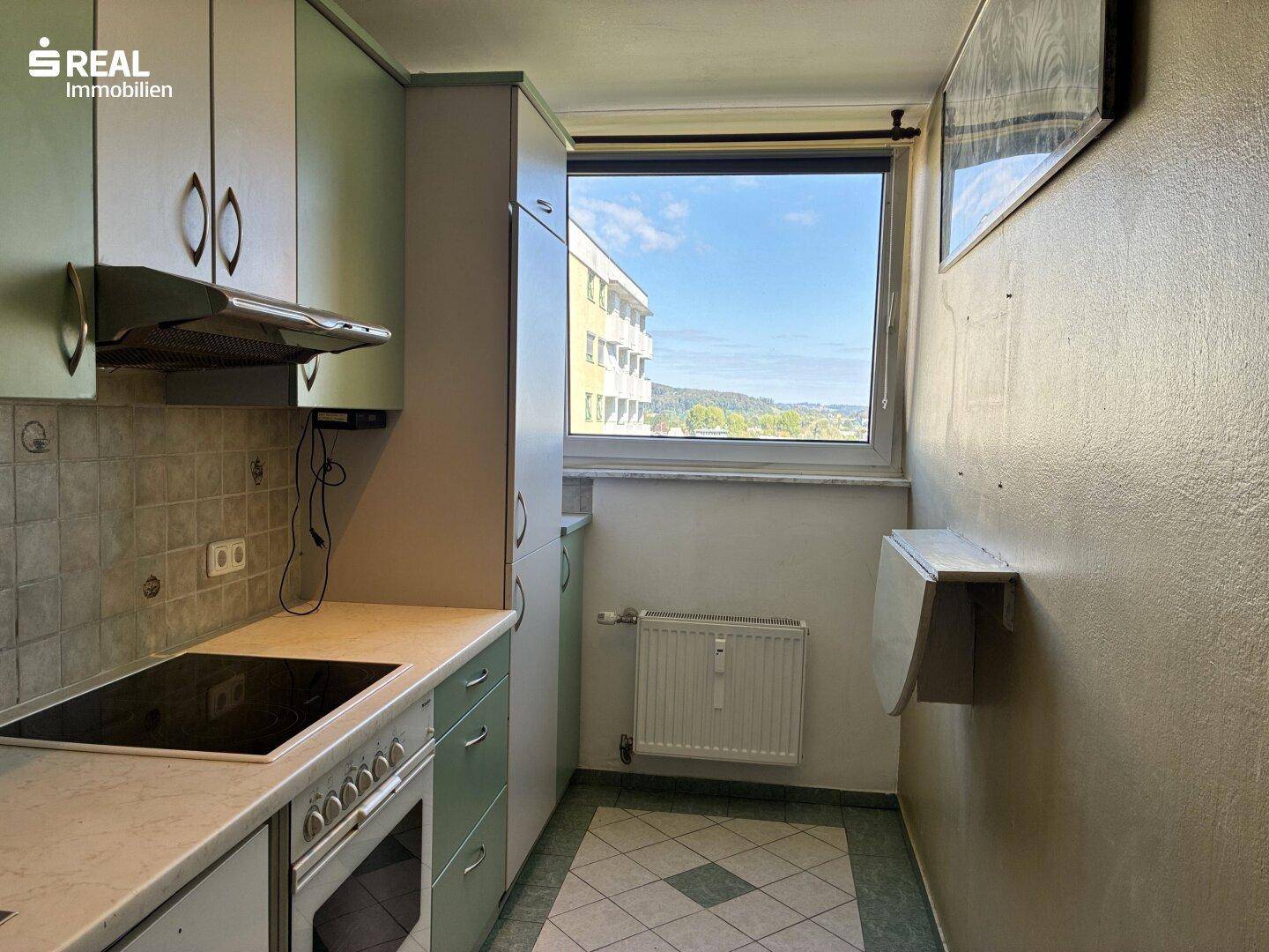 helle Küche mit Ausblick
