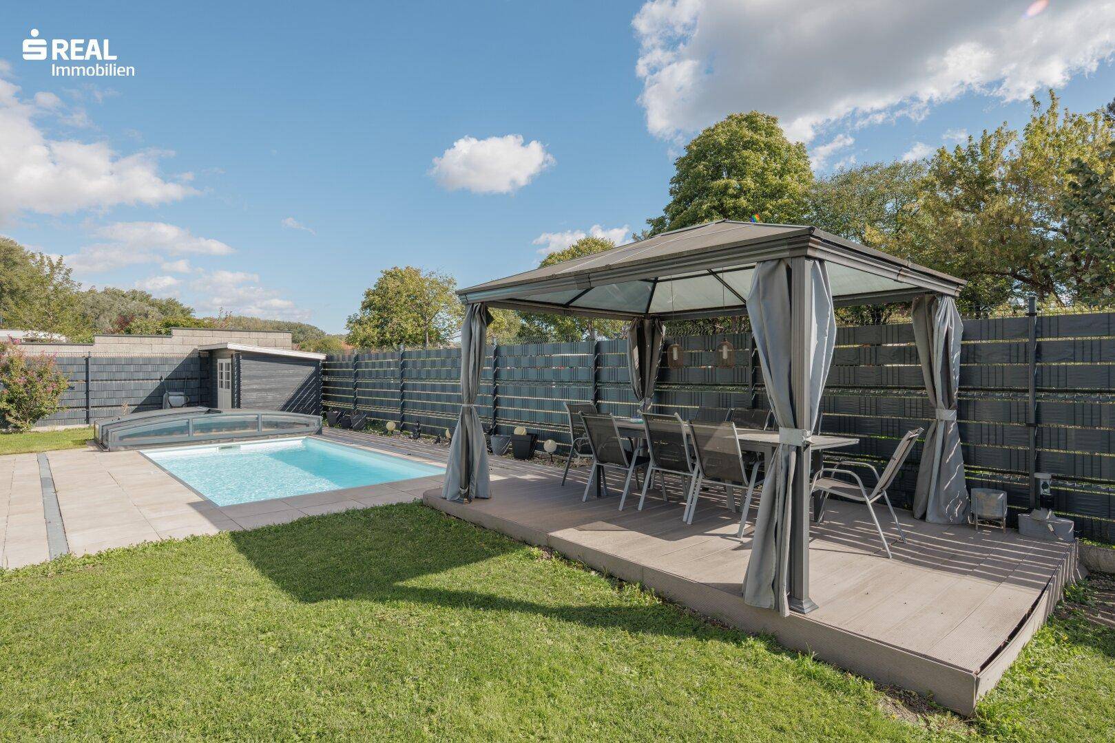 Pool und Pergola und Gartenhütte