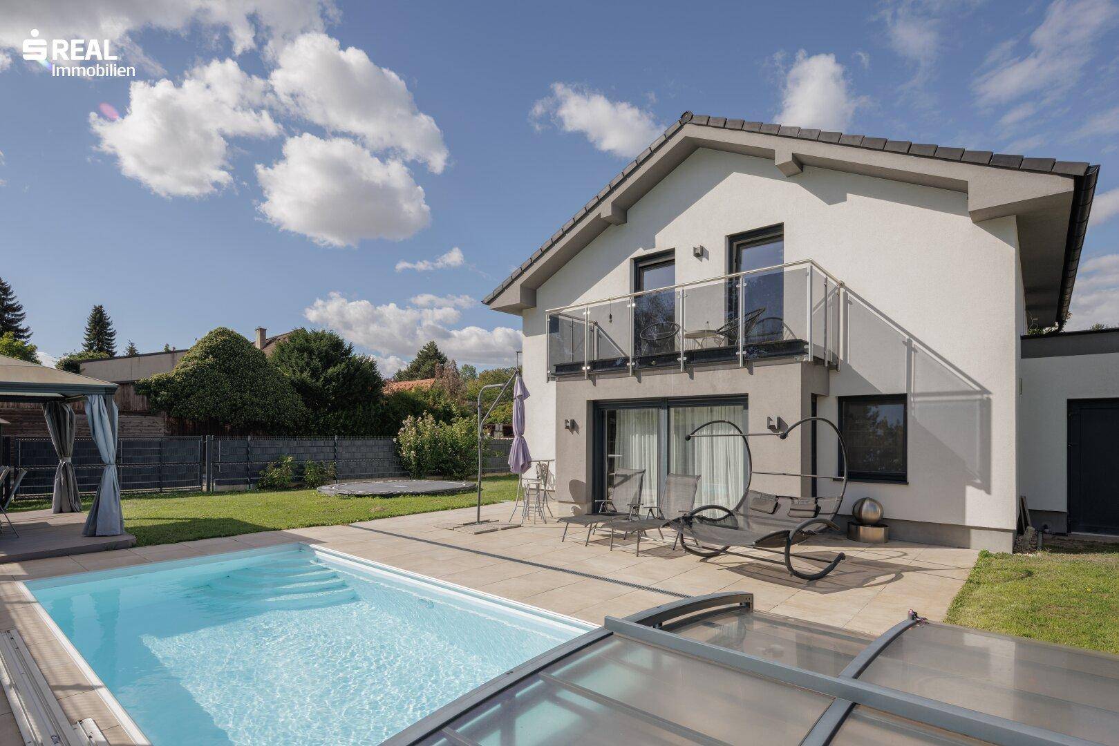Außenansicht Haus und Pool