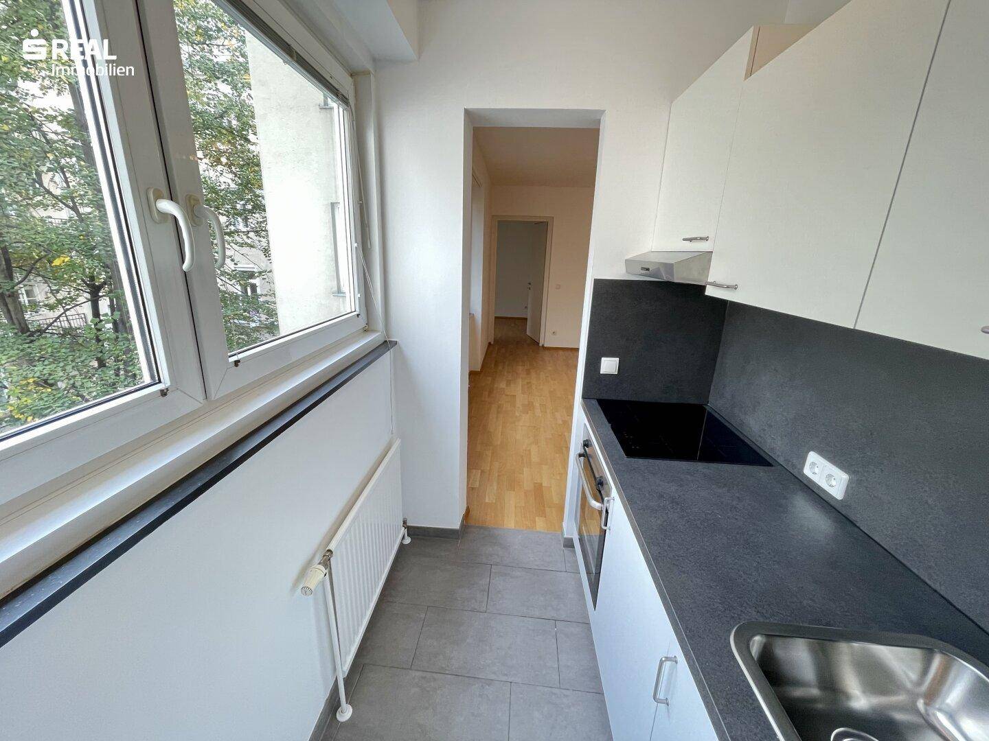 nagelneue Küche mit Fenster