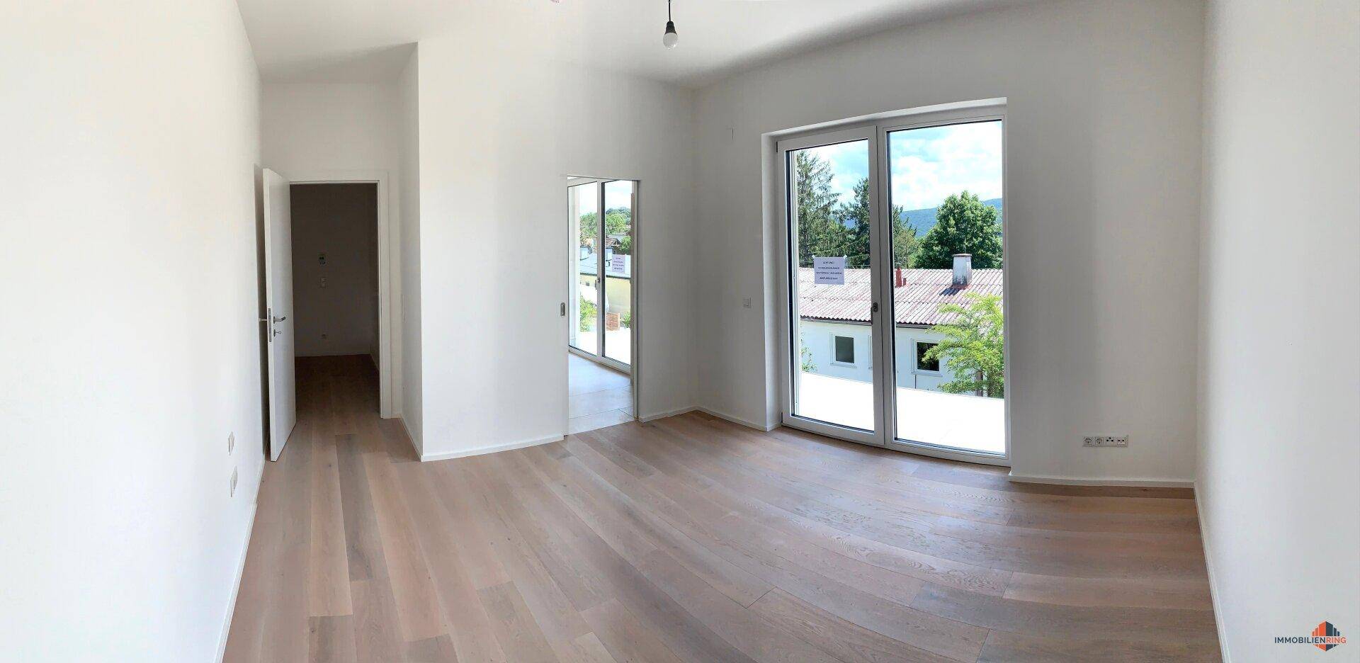 Zimmer mit Ausgang auf Balkon