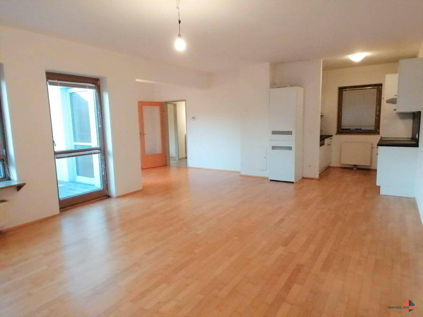 Wohnzimmer mit offener Küche (Archivaufnahme)