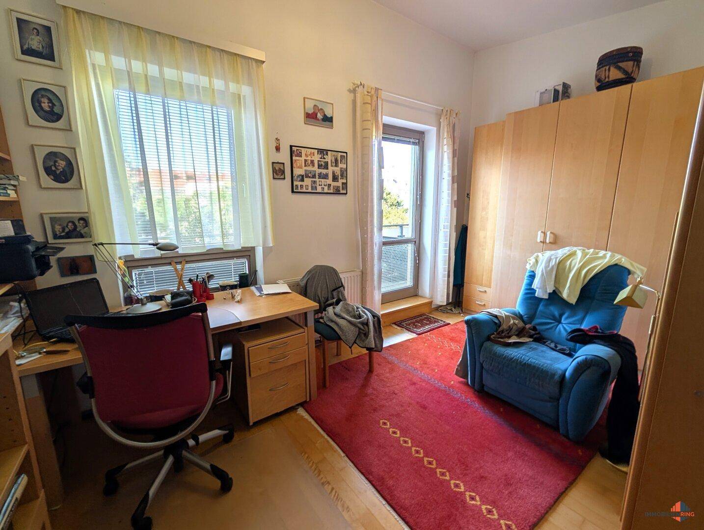 Schlafzimmer mit Ausgang auf Balkon