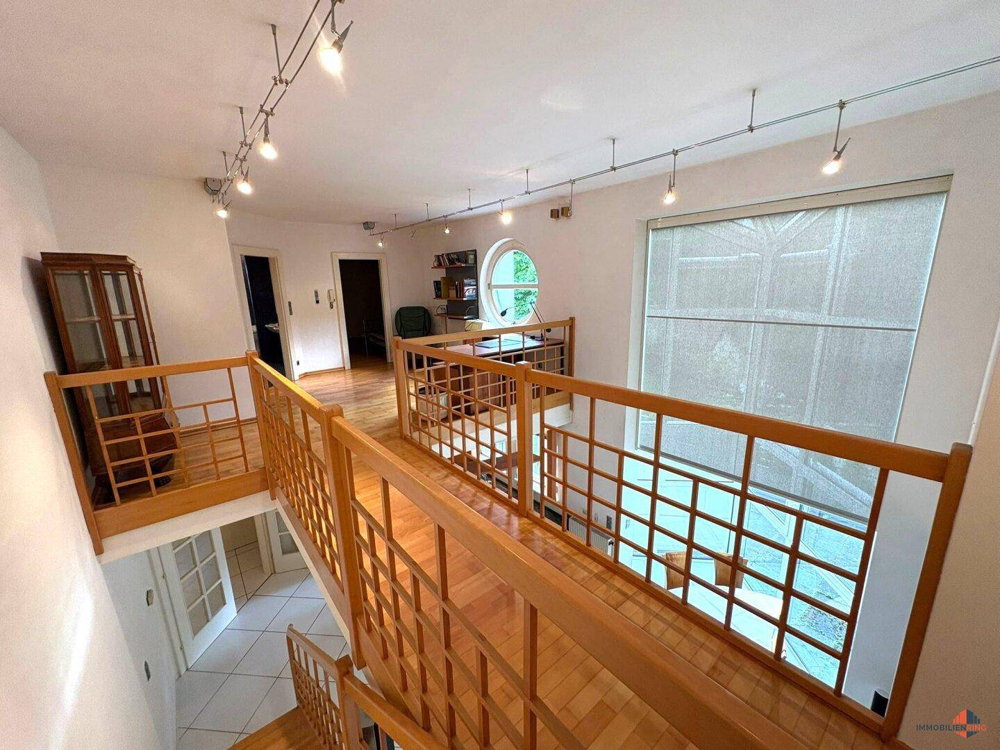 Offene Galerie mit Arbeitsbereich und Blick auf die untere Etage, hell und geräumig.