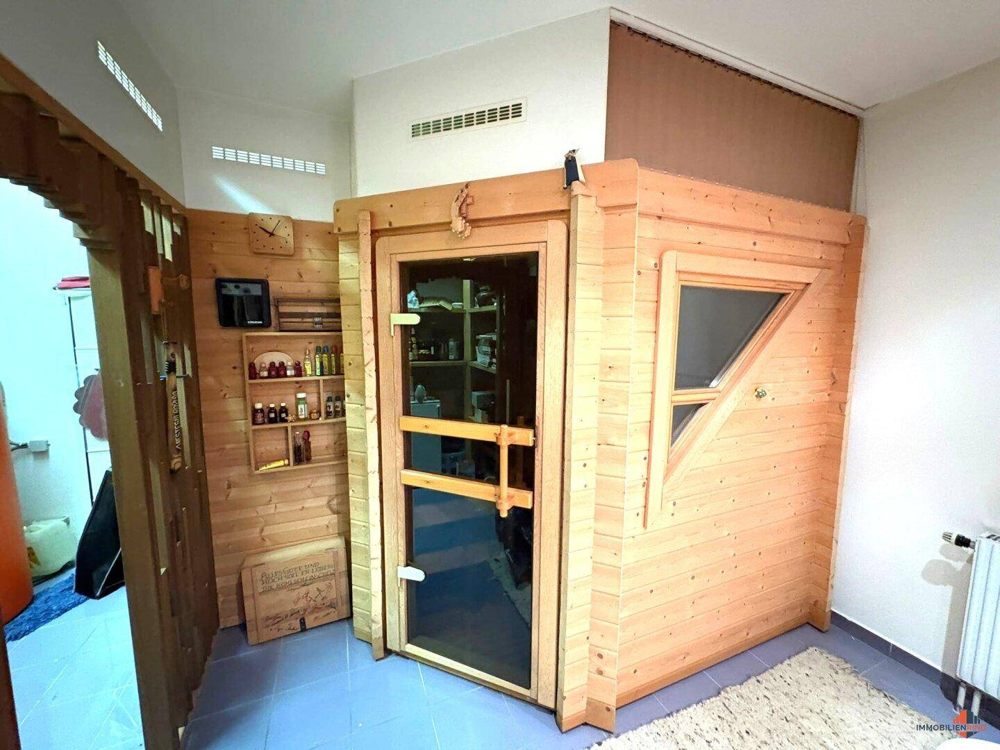 Private Sauna aus hellem Holz, ideal für Entspannung und Wohlbefinden.