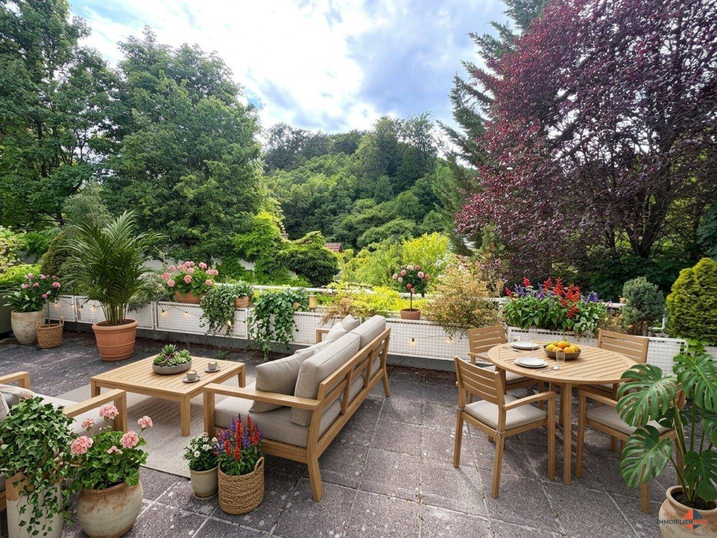 Geräumige Terrasse mit modernen Gartenmöbeln und üppiger Bepflanzung.
