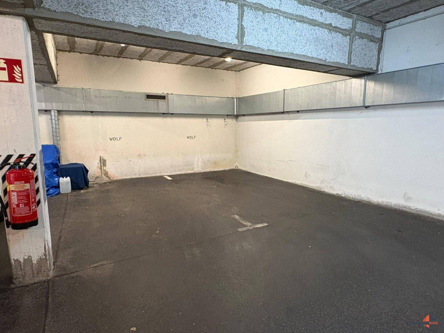 Geräumige Tiefgarage mit ausreichend Platz für mehrere Fahrzeuge.