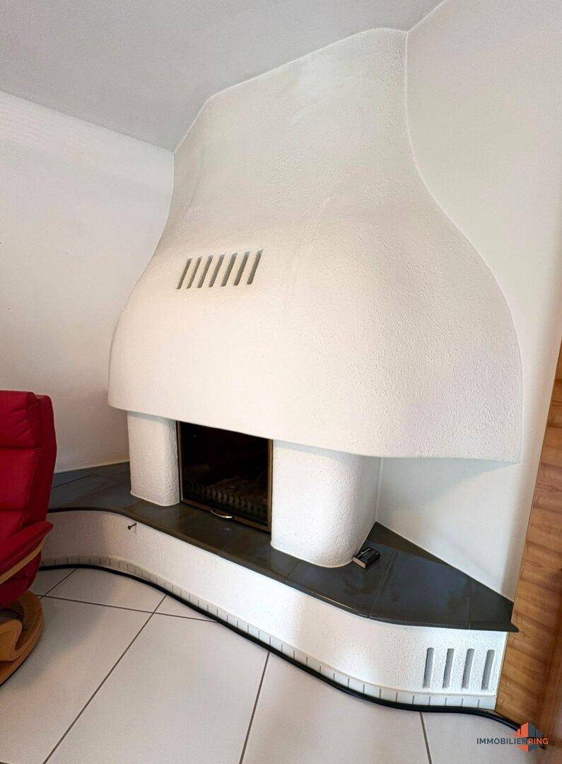 Moderner Kamin als zentrales Element im Wohnzimmer, sorgt für Wärme und Atmosphäre.
