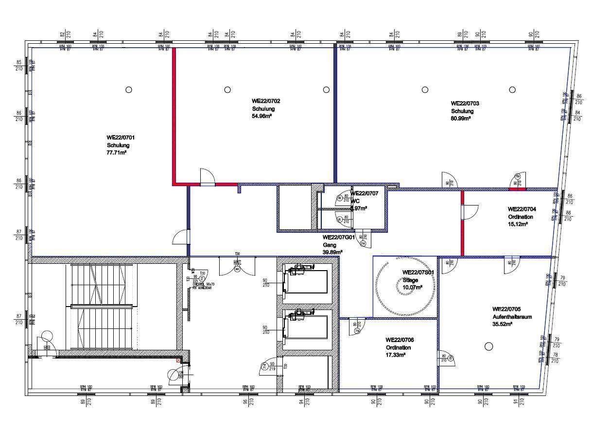 Detaillierter Grundriss einer Etage mit mehreren Büroeinheiten und Flurbereich.