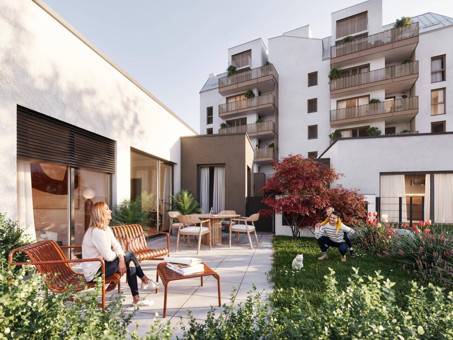 Sonniger Terrassenbereich mit Gartenmöbeln und Grünfläche, ideal für entspannte Stunden im Freien.