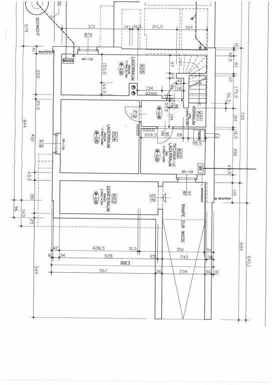Detaillierter Grundriss des Untergeschosses mit Lagerräumen und Rampe.