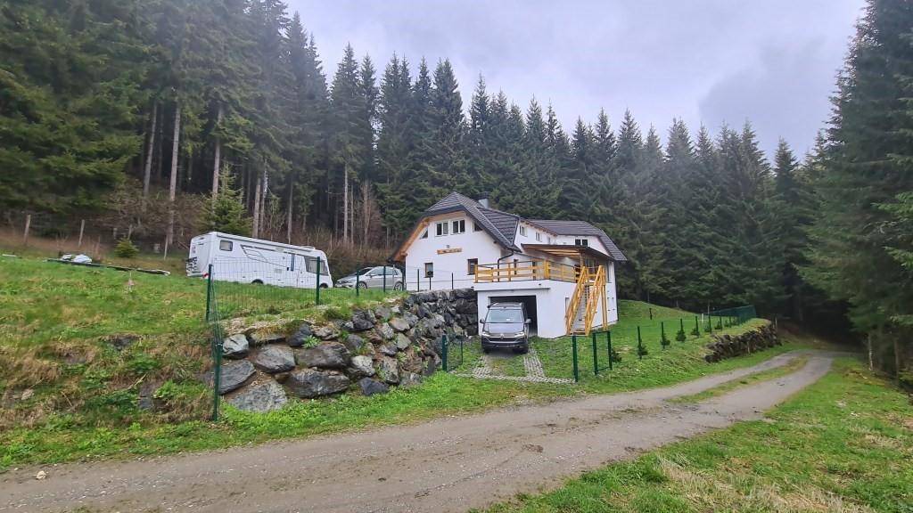 Freistehendes Haus in idyllischer Waldrandlage mit großem Grundstück und Zufahrtsweg.